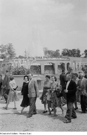 Besucher auf dem Ausstellungsgelände vor einem Springbrunnen