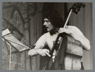 Peter Warren : Portrait des Bassisten Peter Warren in der Kongresshalle bei den 9. Leipziger Jazztagen 1984