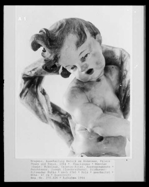Sitzender Putto