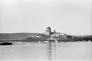 Esztergom: Ankunft nach Esztergom [Esztergom näher, Basilika von der Donau aus]