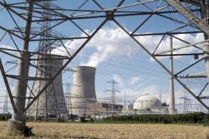 Atomkraftwerk AKW Grafenrheinfeld. Sonne mit Hochspannungs-Leitungen und -Masten. Symbol für Energie