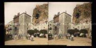 Platz mit Kirche Maria Santissima della Catena und Burgfels Rocca di Cefalu