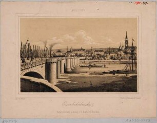 Die Eisenbahnbrücke (Marienbrücke) in Dresden, Blick vom Altstädter Brückenkopf über die Elbe mit Schiffen nach Nordosten zur Neustadt, rechts die Dreikönigskirche