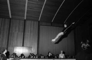 Freiburg: Kolpinghaus, Turnvorführungen, Trampolin