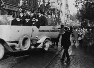 Szene aus dem Dokumentarfilm "Reichspräsident von Hindenburg in Dresden am 25.Oktober 1925"
