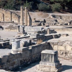 Kamiros (Rhodos). Heiligtum in der Unterstadt mit dorischem Tempel hinten