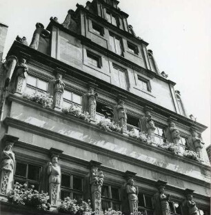 Rothenburg o. d. Tauber. Baumeisterhaus, Obere Schmiedegasse 3. Fassadengestaltung mit Karyatiden, Tugenden und Laster darstellend