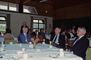 Mehrzweckhaus: Vorstellung der Chronik "Blick in die Vergangenheit. Beiträge zur Ortschronik Grabau"am 21.04.1994: Publikum