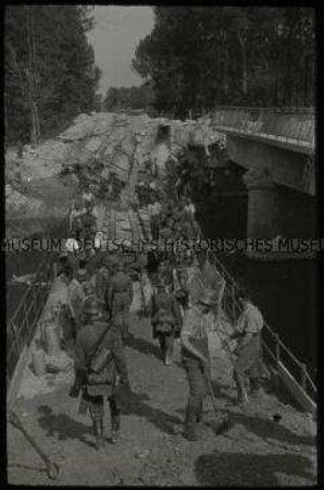 Soldaten reparieren eine zerstörte Brücke über die Aisne bei Asfeld im Arrondissement Rethel