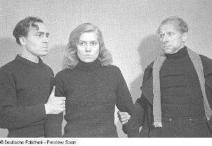 Szenen aus der Tragödie "Anna Christie" von Eugene O'Neill am Jürgen-Fehling-Theater in Berlin-Zehlendorf : Szene mit Lu Säuberlich in der Hauptrolle (Mitte)