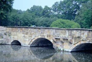 Rundbögen der Brücke zur Insel der ehemaligen Wasserburg