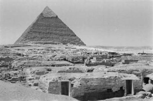 Die Chephren-Pyramide : Die Nekropole von Gizeh am Fuße der Chephren-Pyramide.