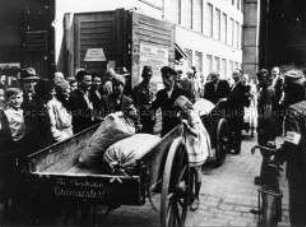 Mehl aus sowjetischen Armeebeständen für die Berliner Bevölkerung