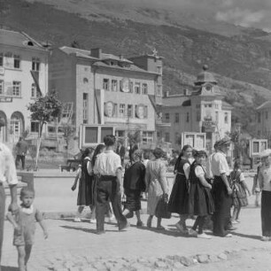 Die Stadt Karlowo im Rosental in Zentral-Bulgarien. Typisches Straßenbild. Bewohner aus Rosental in ihrer traditionellen Tracht im Gespräch