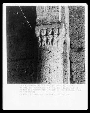 Figürliches Kapitell mit männlichen Figuren