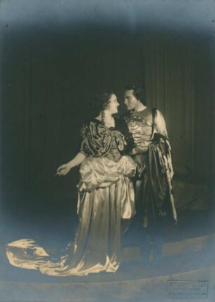 Grethe Volckmar als Hippolyta und Heinz Woester als Theseus in "Ein Sommernachtstraum" von William Shakespeare. Dresden: Schauspielhaus, 12.06.1930