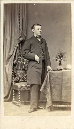 Fotografie eines stehenden jungen Herren