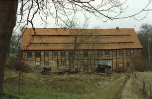 Drahtmühle: Frontseite(Süden) mit Holzstapeln davor
