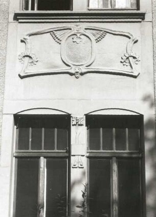 Chemnitz-Kaßberg. Wohnhaus, Oertelstraße 18. Fenster mit plastischem Schmuck