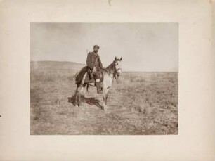 Expeditionsmitglied mit Pferd : Expeditionsmitglied mit Pferd am Zügel.