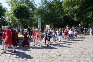 Bad Oldesloe: Kindervogelschießen: Festplatz (Exer), Einlauf von Schulklassen, im Hintergrund Passanten, 30.06.2022