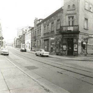 Cottbus, Friedrich-Ebert-Straße. Blick von der Einmündung Virchowstraße nach Südwest gegen Wohnhäuser, Nr. 12/19
