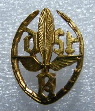 Treueabzeichen in Gold Deutscher Stenografenbund (mit Broschennadel) : Sammlung Beinhorn. Treueabzeichen in Gold Deutscher Stenografenbund (DStB mit geflügelter Feder im Lorbeerkranz, mit Broschennadel). Metall, vergoldet; Maße 20,5 x 16 mm (nach 1960). Dresden: SLUB R c 0214
