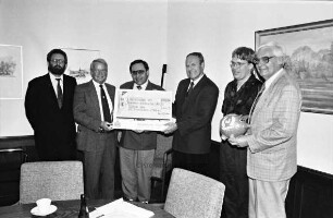 Scheckübergabe von Helmuth Rieken, Vorsitzender des Vereins für Leibesübungen (VfL) Tremsbüttel, an Kreispräsident Hubert Priemel für den United Nations International Children's Emergency Fund (UNICEF) über 1000 DM im Stormarnhaus
