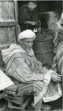 Schmied in Fès : Ein Mann sitzt vor der Werkstatt des Schmieds in der marokkanischen Stadt Fès.