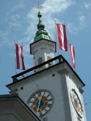Salzburg, Rathaustrum mit österreichischen Fahnen