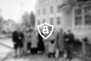 Stormarnschule: Treffen zum 50-jähriges Abitur: Gruppenbild der ehemaligen Abiturienten [Name maskiert] Karl-Heinz [Name maskiert] [Name maskiert] [Name maskiert] [Name maskiert] [Name maskiert] [Name maskiert] [Name maskiert] [Name maskiert] Löhr und [Name maskiert] mit dem früheren Musiklehrer [Name maskiert] und dem stellvertretenden Schulleiter [Name maskiert] dahinter Schulgebäude: hinten links Fahnenmasten, Parkplatz mit Pkws und Gebäude: 11. [Name maskiert]