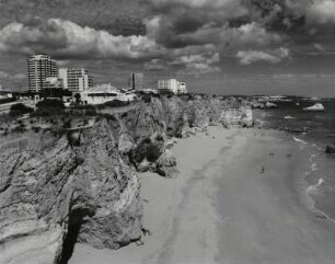 Oberhalb des herrlichen Sandstrandes von Albufeira, stehen gnadenlos die Betonbauten der Ferienhäuser