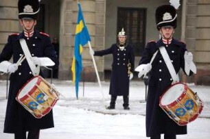 Stockholm - Wachaufzug am Schloss : Wachablösung vor dem Königlichen Schloss, Trommler der Svea Livgarde, aufgenommen 2006 in Stockholm