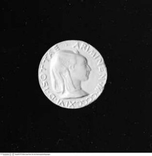 Medaille der Isotta degli Atti, Avers: Brustporträt mit Schleier nach rechts