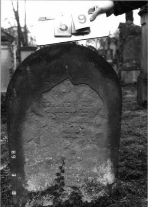 Grabstein 59 (Index: 100100468) Zustand: stark verwittert Maße HxBxT: 91x57x10 cm: Grabstein 59