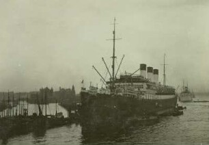 Hamburg, Kap Polonia im Hafen, Überseedampfer