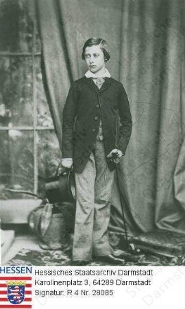 Edward VII. König v. Großbritannien, Prinz Albert v. Wales (1841-1910) / Porträt, vor Raumkulisse stehendes Jugendbildnis / rechtsblickende Ganzfigur, Stock und Zylinder in den Händen haltend
