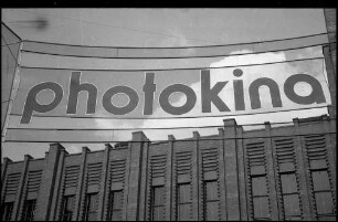 Köln: Photokina Transparent, Schrift und Wolke