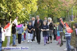 Der Regierende Bürgermeister von Berlin, Klaus Wowereit (Mitte) besucht die Ludwig-Bechstein-Grundschule.