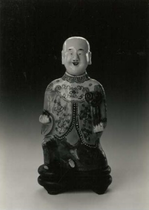 Figur eines Genius der Eintracht. China, E. 18./A. 19. Jh.. Porzellan, Aufglasurmalerei; Höhe 17,3 cm. Staatliche Kunstsammlungen Dresden (SKD), Porzellansammlung, Reichel (1993) Kat. Nr. 72