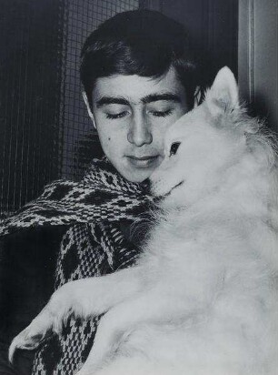 Junger Mann mit Hund