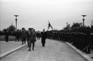 Craiova: Marschall [Ion Antonescu] und Mihail Antonescu auf dem Weg zur Kathedrale
