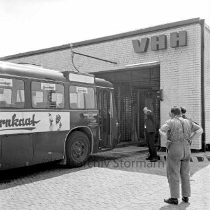 Verkehrsbetriebe Hamburg - Holstein AG (VHH): Berliner Straße: Betriebshof: Neubau: Inbetriebnahme: Waschanlage: links Bus beim Einfahren: rechts mehrere Männer