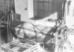 [Bild 27] Biegemaschine (?) : Heidenau (Kreis Pirna), Rudolf-Breitscheid-Straße 29. VEB Elbtalwerk Heidenau. Biegemaschine (?)