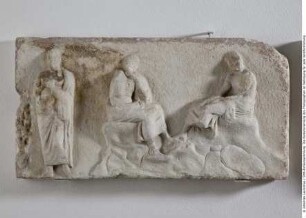 Friesplatte vom ionischen Tempel am Ilissos in Athen: Platte B - stehende und sitzende Männer mit Reisesäcken (?)