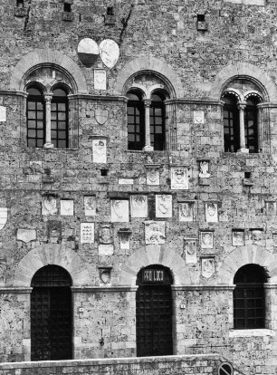 Fassade des Rathauses in Massa Marittima mit Wappen