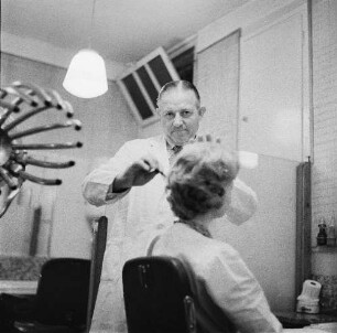 Greiz. Friseurmeister bei der Arbeit in seinem Friseursalon