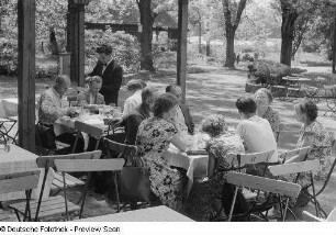 Gäste in der "Heideschänke" in der Gartenbau-Ausstellung in Markkleeberg