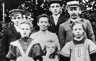 Wilsdruff-Blankenstein. Ober- oder Krillemühle, Gerhard Krille (links oben), Großmutter Elisabeth Krille (Mitte), Max Krille (rechts oben), Marianne und Dorle Krille (vorne Mitte und rechts), Repro