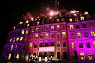 Dreden-Altstadt, Neumarkt 1-3. QF Hotel mit Weigelschem Haus sowie Wohn- und Geschäftshaus. Ansicht zur Einweihungsfeier mit Feuerwerk und blauviolett sowie rotviolett angestrahlt